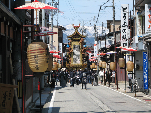 Floats fill the street!