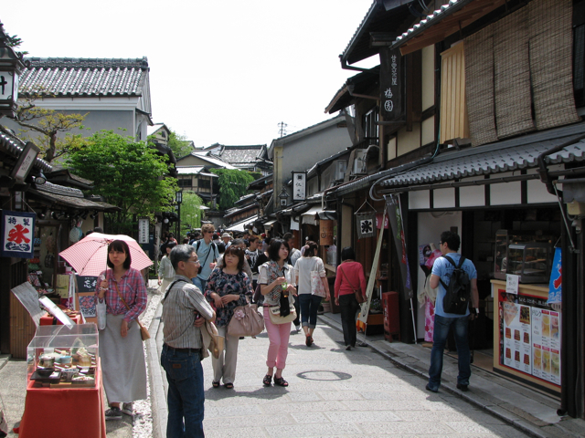 Ninnenzaka street scene